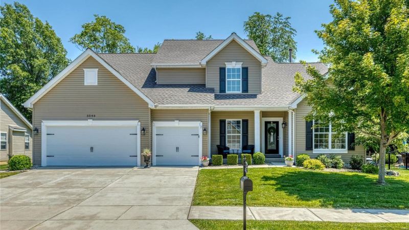 Cottleville home with excellent curb appeal