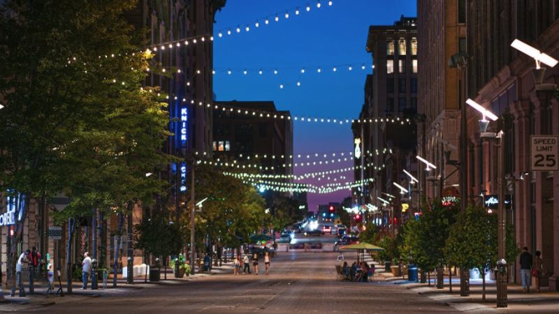 Night scene on Washington Ave in Downtown St. Louis