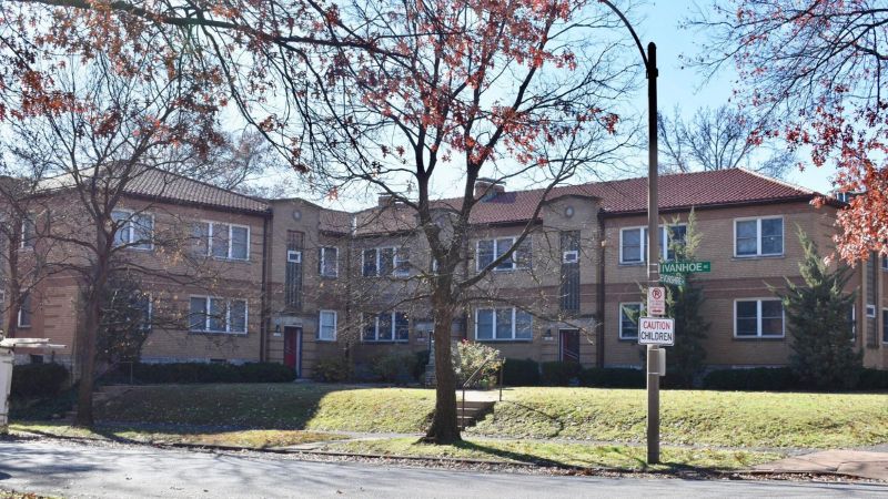 Apartment building in Saint Louis Hills